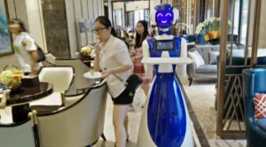Robot Jepang hantar makanan